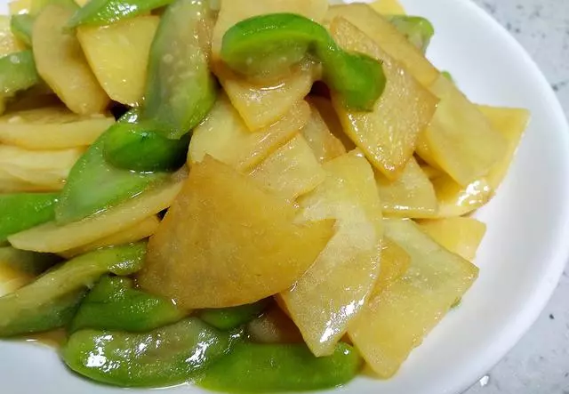 這兩種互不相關的食材放在一起炒,原來這麼好吃,上桌就沒了!