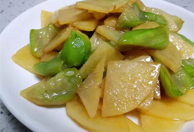 這兩種互不相關的食材放在一起炒,原來這麼好吃,上桌就沒了!