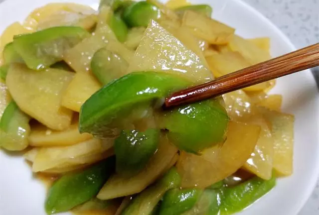 這兩種互不相關的食材放在一起炒,原來這麼好吃,上桌就沒了!