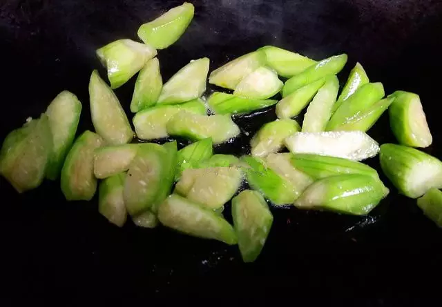 這兩種互不相關的食材放在一起炒,原來這麼好吃,上桌就沒了!