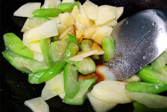 這兩種互不相關的食材放在一起炒,原來這麼好吃,上桌就沒了!