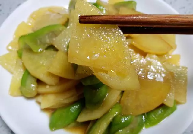 這兩種互不相關的食材放在一起炒,原來這麼好吃,上桌就沒了!