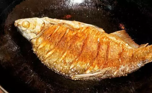 煎魚千萬別直接倒油!多數人都弄錯了這點,難怪魚肉破皮還不入味