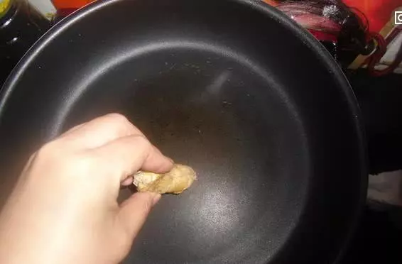 煎魚千萬別直接倒油!多數人都弄錯了這點,難怪魚肉破皮還不入味