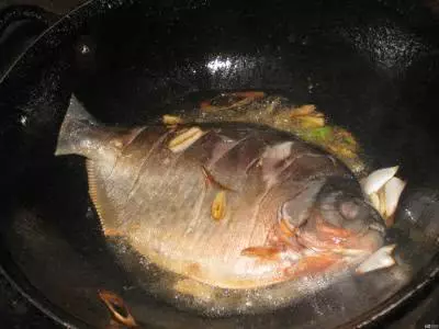煎魚千萬別直接倒油!多數人都弄錯了這點,難怪魚肉破皮還不入味