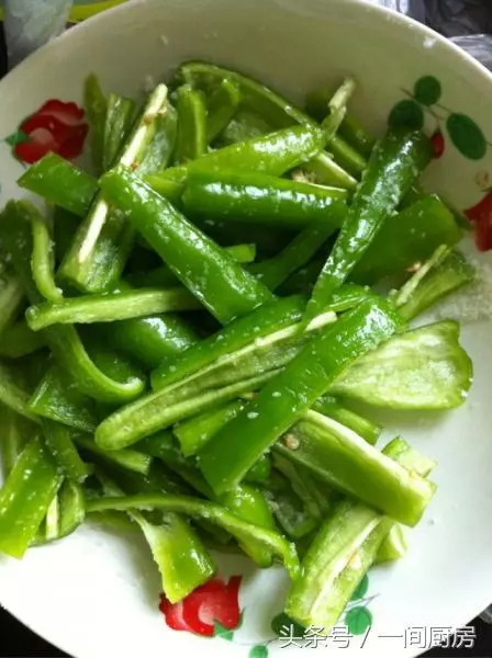 這道菜人人都愛吃,香辣爽口,肥而不膩,拌飯下酒都絕佳!