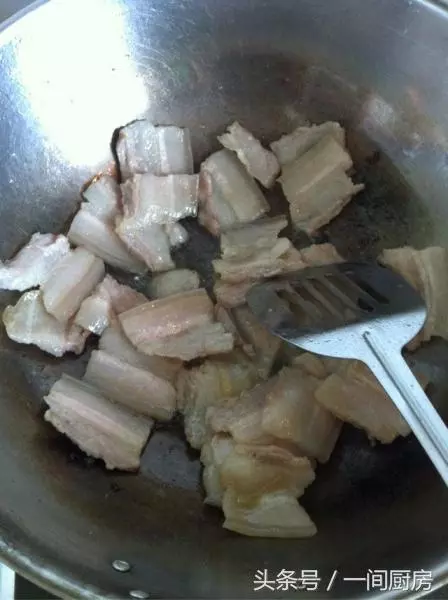 這道菜人人都愛吃,香辣爽口,肥而不膩,拌飯下酒都絕佳!