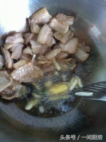 這道菜人人都愛吃,香辣爽口,肥而不膩,拌飯下酒都絕佳!