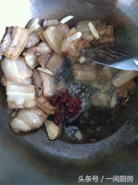 這道菜人人都愛吃,香辣爽口,肥而不膩,拌飯下酒都絕佳!