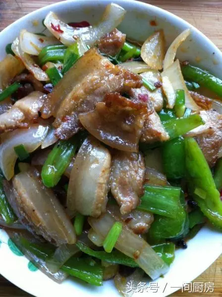 這道菜人人都愛吃,香辣爽口,肥而不膩,拌飯下酒都絕佳!