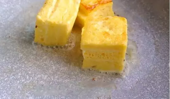 1個雞蛋,半杯牛奶,裹上吐司,做出來的美食一口一個