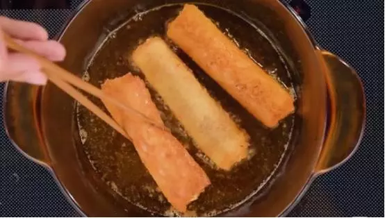 1個雞蛋,半杯牛奶,裹上吐司,做出來的美食一口一個