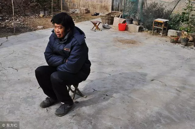光棍救啞巴女人一命,女人為報恩嫁給他,新婚夜卻哭著說:別打我