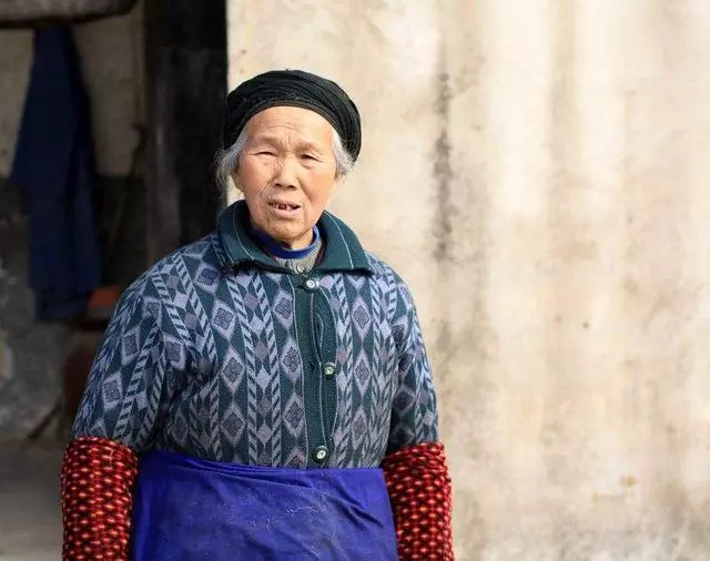 母親六十大壽,一啞巴女人來送蛋糕,她卻是自己死了多年的姐姐