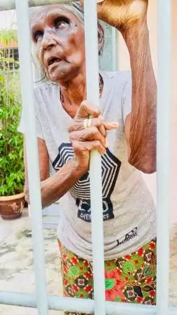 【馬來西亞】失明老嫗在住家外吃喝拉撒還被毆打