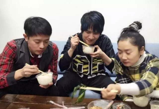 女星「素顏與化妝對比」,網友圍觀吐槽,老公卻挺:老婆是仙女來著,化不化妝都好看!