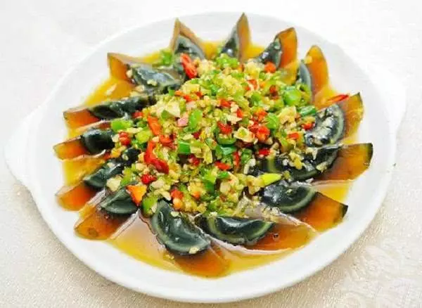 做涼拌皮蛋時,很多人都沒加上「它」,難怪吃起來又腥又臭!