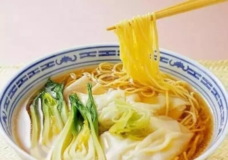 煮麵條用「熱水」還是「冷水」?正確做法原來是…這樣煮麵又快又好吃~