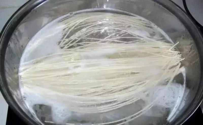 煮麵條用「熱水」還是「冷水」?正確做法原來是…這樣煮麵又快又好吃~
