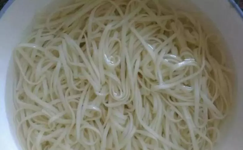 煮麵條用「熱水」還是「冷水」?正確做法原來是…這樣煮麵又快又好吃~
