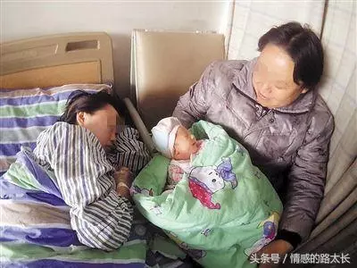 兒媳剖腹產婆婆每天給碗白面,2年後婆婆臥病在床,她哭著求兒媳