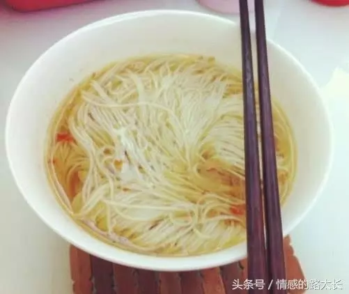 兒媳剖腹產婆婆每天給碗白面,2年後婆婆臥病在床,她哭著求兒媳