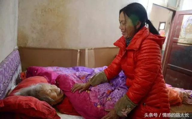 兒媳剖腹產婆婆每天給碗白面,2年後婆婆臥病在床,她哭著求兒媳