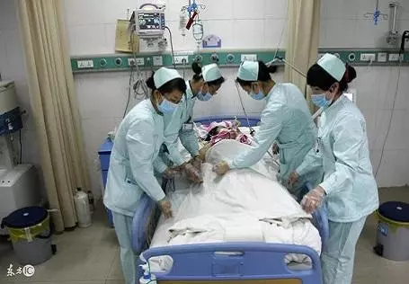 扛大包養大被棄女嬰,反被譏諷爛好人,數年後卻得「天價寶」