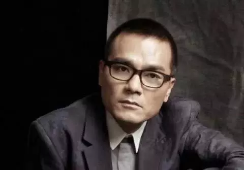 80歲老戲骨臥病在床,曾跌倒家中十多小時無人知,親生子女翻臉無情,義子有情有義救其一命!
