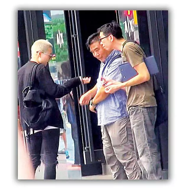 成龍身價百億,私生女卻啃麵包、擠地鐵,還發布視頻求助!孩子是無辜的!