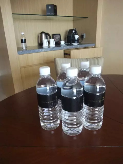 新加坡和大馬,礦泉水瓶蓋的顏色大有講究,怪不得價錢不一樣 -