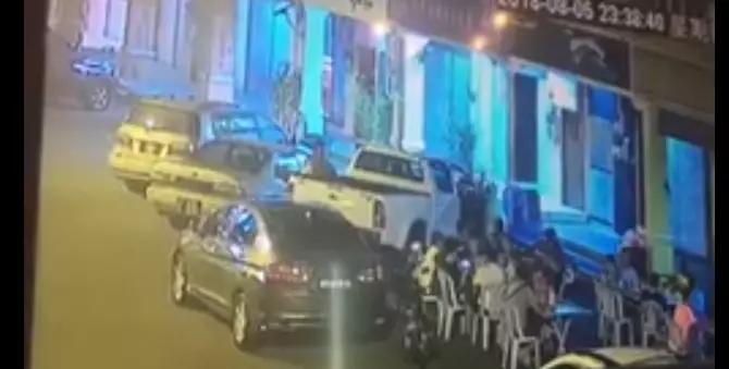 Double Parking遭鳴笛卻不移車,轎車遭撞五次,車主為某黨領袖助理!