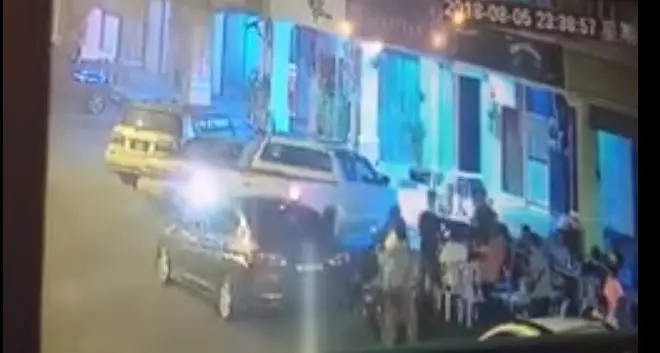 Double Parking遭鳴笛卻不移車,轎車遭撞五次,車主為某黨領袖助理!