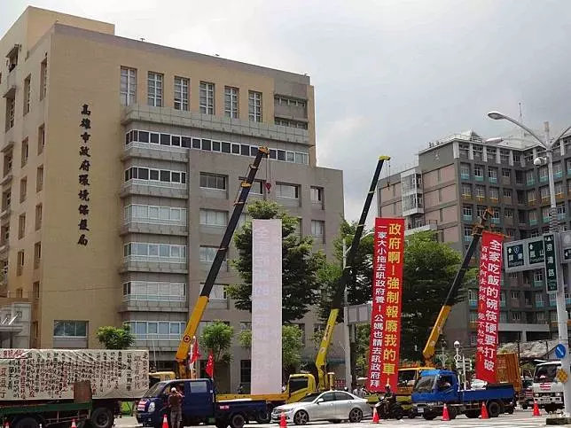 憂空污法新制 大卡車按鳴喇叭抗議