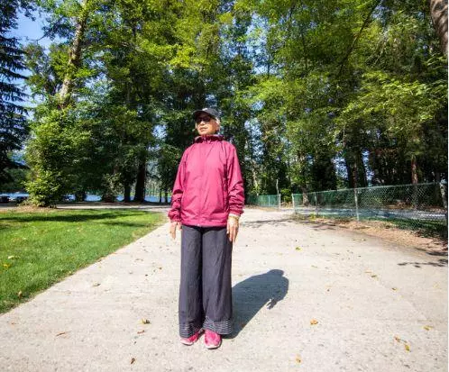 焦恩俊的80歲老娘照曝光!她滿頭銀髮卻氣質非凡,網友感嘆:「這才叫人生!」