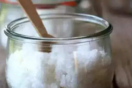 窗簾髒了不用拆,也不用機洗,教你一妙招,2分鐘快速清洗窗簾、沙發 - 讀讀