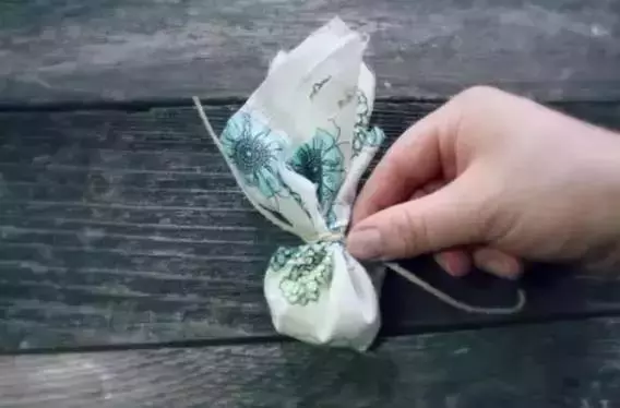 窗簾髒了不用拆,也不用機洗,教你一妙招,2分鐘快速清洗窗簾、沙發 - 讀讀