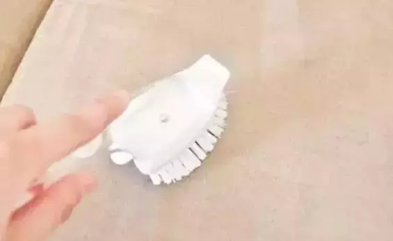 窗簾髒了不用拆,也不用機洗,教你一妙招,2分鐘快速清洗窗簾、沙發 - 讀讀