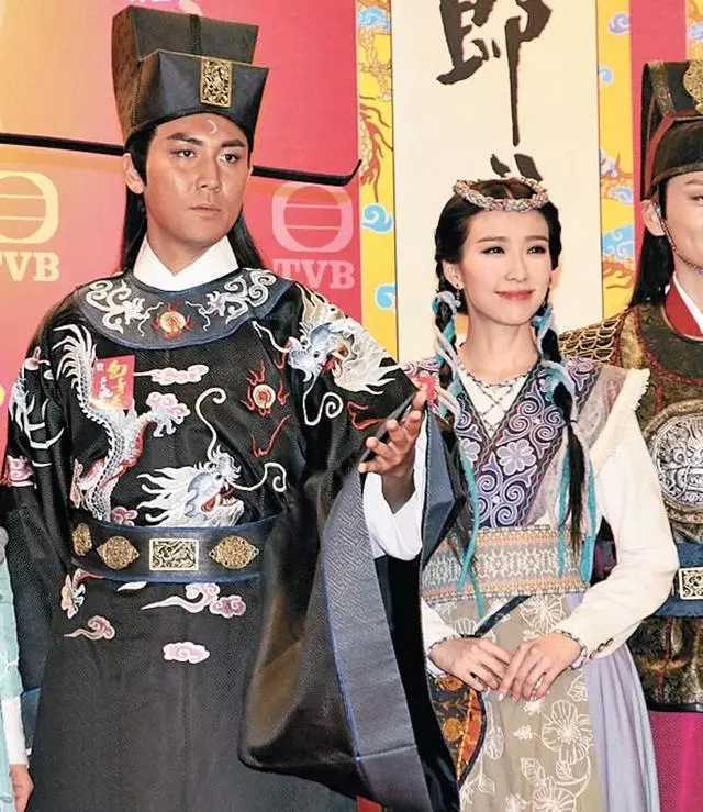 靠影帝父親幫助下入TVB即當男一?私底下他很愛老婆和子女~~~