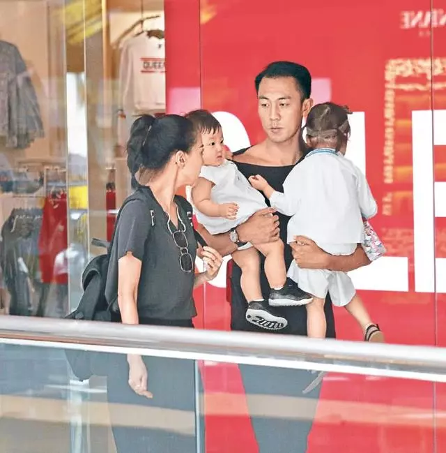 靠影帝父親幫助下入TVB即當男一?私底下他很愛老婆和子女~~~