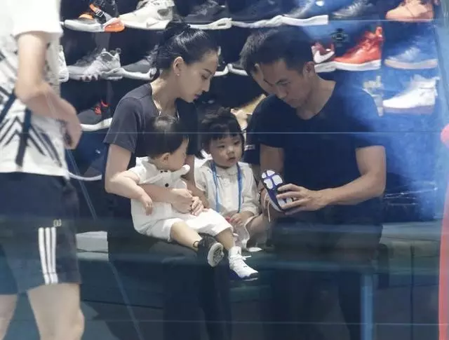 靠影帝父親幫助下入TVB即當男一?私底下他很愛老婆和子女~~~