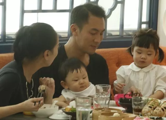 靠影帝父親幫助下入TVB即當男一?私底下他很愛老婆和子女~~~