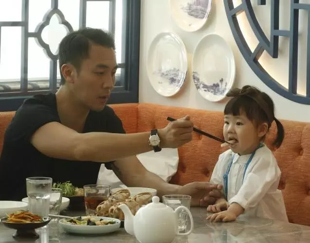 靠影帝父親幫助下入TVB即當男一?私底下他很愛老婆和子女~~~