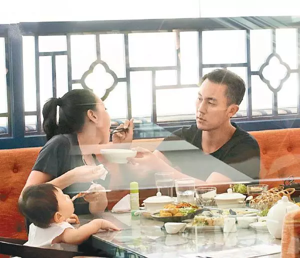 靠影帝父親幫助下入TVB即當男一?私底下他很愛老婆和子女~~~
