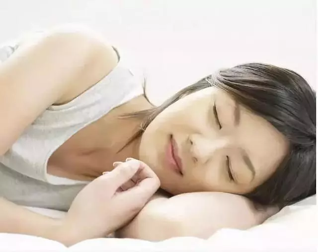 晚上睡覺時,「空調」開多少度最好?很多人做錯了,難怪電費多 - 讀讀