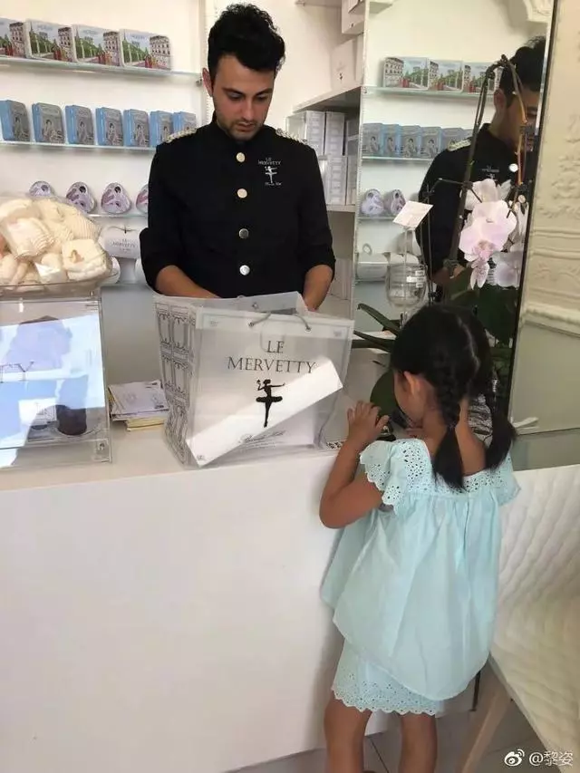 黎姿三個女兒被曬得黢黑,網友調侃:溜娃都不塗防曬嗎?