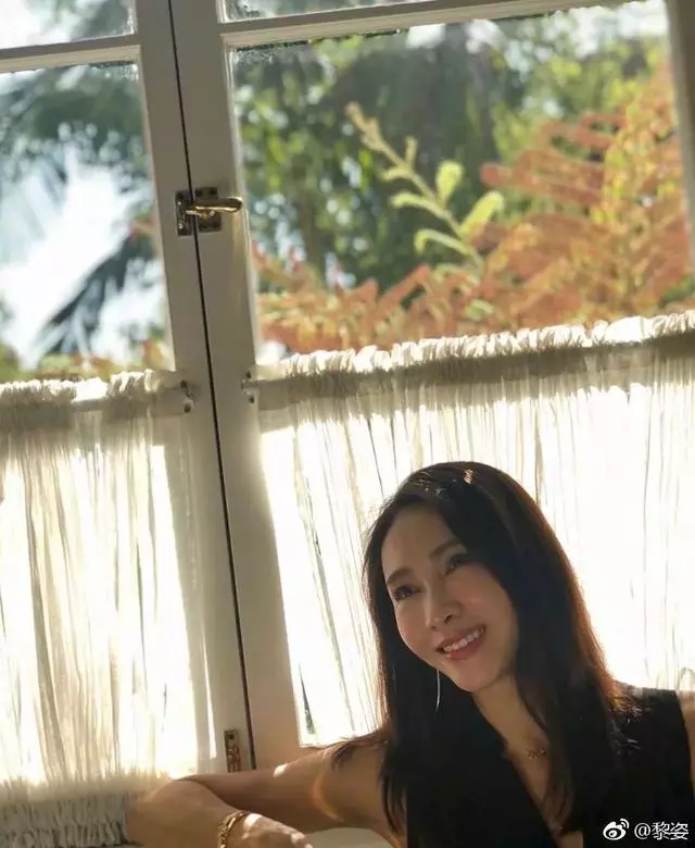 黎姿三個女兒被曬得黢黑,網友調侃:溜娃都不塗防曬嗎?