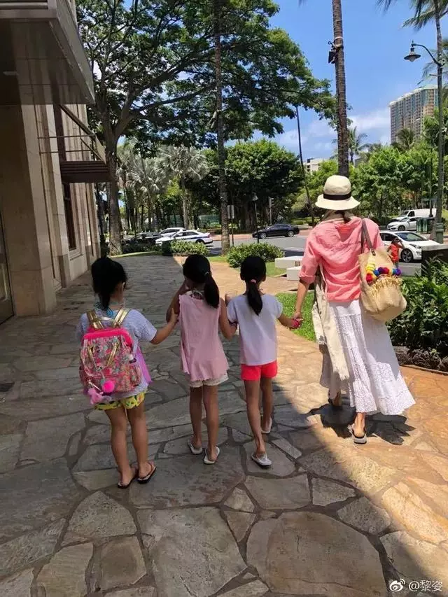 黎姿三個女兒被曬得黢黑,網友調侃:溜娃都不塗防曬嗎?