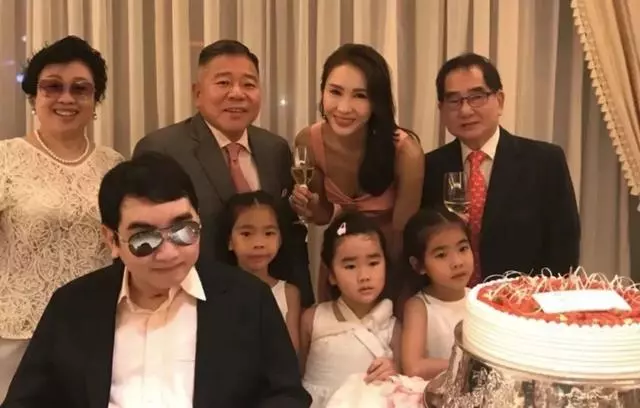 黎姿三個女兒被曬得黢黑,網友調侃:溜娃都不塗防曬嗎?