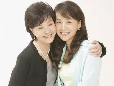 離婚後帶女兒給前婆婆拜年,走時她塞給女兒一紅包,打開潸然淚下